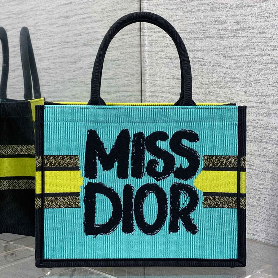 medium D*or book tote